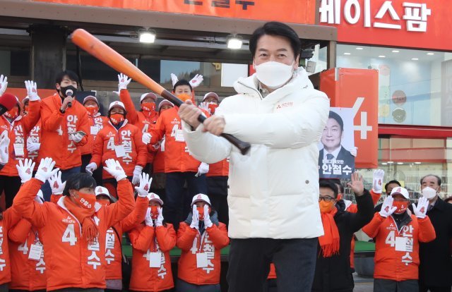 국민의당 안철수 대선 후보가 22일 오전 부산 중구 광복동 유세에서 야구 베터를 휘두르는 퍼포먼스를 하고 있다. 부산=사진공동취재단