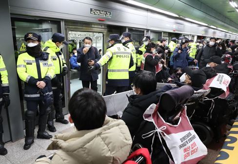 전국장애인차별철폐연대 회원들이 입장발표 기자회견을 하고 있다. 동아일보DB