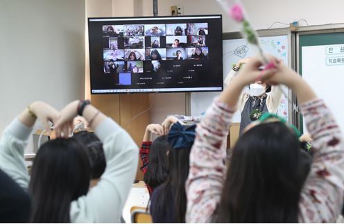 경기도 수원시 영통구 신영초등학교에서 열린 졸업식에서 학생들이 부모님께 인사를 하고 있다. 홍진환 기자 jean@donga.com