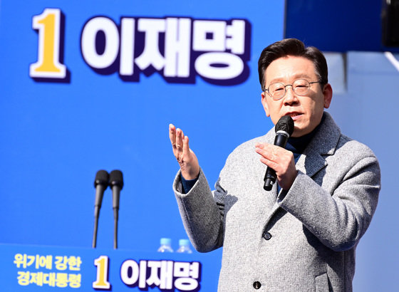 이재명 더불어민주당 대선 후보가 22일 오후 인천 남동구 로데오광장에서 열린 집중유세에서 지지를 호소하고 있다. 뉴스1