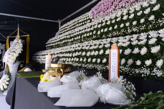 13일 오후 광주 서구 화정동 현대산업개발 아파트 신축공사 붕괴사고 현장에 마련된 피해자 합동분향소에 조화가 놓여져 있다. 2022.2.13/뉴스1 © News1