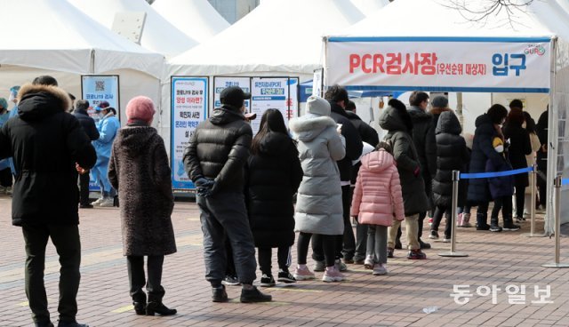 22일 서울 구로구 구로역광장 임시선별진료소에서 시민들이 PCR검사를 받기 위해 줄 지어 서 있다. 전영한 기자 scoopjyh@donga.com