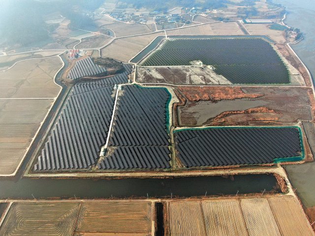 올해 1월 준공된 전남 신안군 지도읍의 150MW급 태양광 발전소. 폐염전을 활용했다. 4만9000가구가 1년 동안 사용할 수 
있는 209.7GWh의 전력을 생산할 것으로 기대된다. 신안군의 ‘신재생에너지 개발이익 공유 등에 관한 조례’에 따라 지역 
주민들이 투자를 했고, 개발이익을 나눠 갖는다.  한국에너지공단 제공