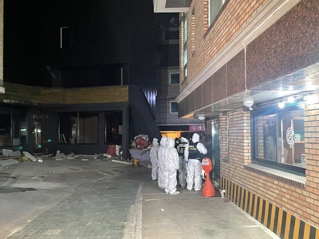 22일 서울 마포 상암동의 주택가에서 40대 남성이 괴한을 습격을 받았다. 경찰이 현장을 살피고 있다. © 뉴스1