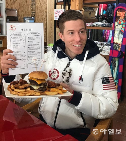 2018 평창 겨울올림픽에 참가한 화이트가 평창 휘닉스 스노경기장 인근의 한 햄버거 식당에서 자신만을 위한 햄버거 메뉴와 메뉴판을 들어 보였다. 동아일보DB
