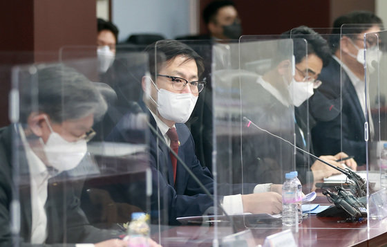 여한구 산업통상자원부 통상교섭본부장이 22일 오후 서울 종로구 무역보험공사에서 ‘주요 업종 우크라이나 사태 및 수출상황 점검회의’를 주재하고 있다. (산업통상자원부 제공) 2022.2.22/뉴스1