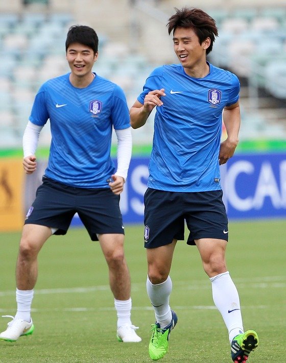 축구대표팀 구자철-기성용이 2015 호주 아시안컵 조별리그 1차전 오만과의 경기를 하루 앞둔 9일 오후 호주 캔버라 스타디움에서 열린 공식훈련에서 가볍게 몸을 풀고 있다. 2015.1.9/뉴스1