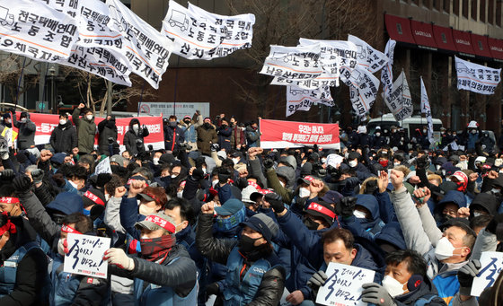 21일 서울 중구 청계광장에서 열린 2022 전국택배노동자대회에서 조합원들이 구호를 외치고 있다. 택배노조는 이날 사회적 합의 이행과 CJ대한통운의 대화 수용을 촉구했다. 2022.2.21/뉴스1