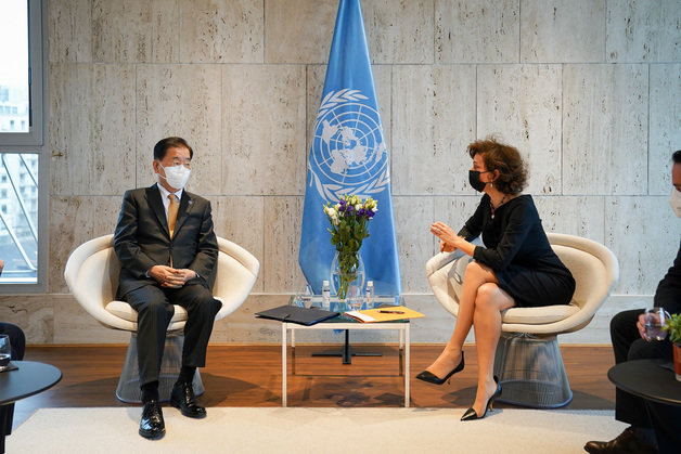 정의용 외교부 장관(왼쪽)과 오드레 아줄레 유네스코 사무총장. (외교부 제공)