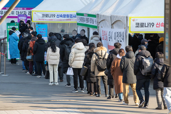 서울 중구 서울역광장에 마련된 선별검사소를 찾은 시민들이 검사를 받기 위해 줄을 서 있다. 2022.2.22/뉴스1 © News1