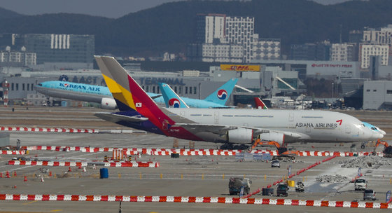 22일 인천국제공항에 대한항공과 아시아나 항공기가 함께 있는 모습. 뉴스1