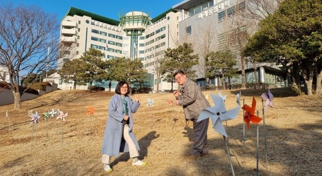 동명대 캠퍼스에서 동갑내기 늦깎이 대학생 부부 이선영씨(왼쪽)와 박경진씨(오른쪽)가 포즈를 취하고 있다.(동명대 제공)