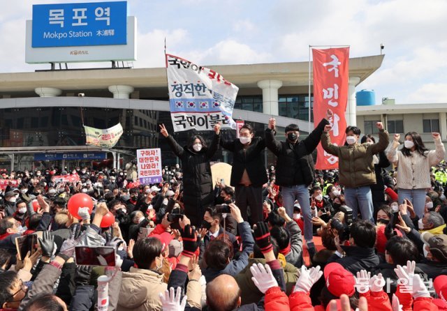 민의힘 대선 후보가 23일 오후 전남 목포시 호남동 목포역광장에서 열린 유세에서 지지를 호소하고 있다. 목포=장승윤 기자 tomato99@donga.com