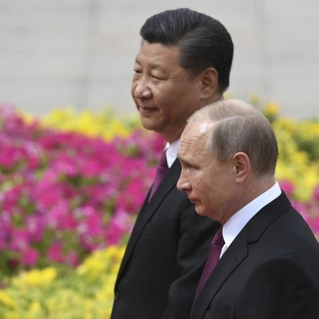 4일(현지시간) 중국 베이징에서 시진핑 중국 국가주석(왼쪽)과 블라디미르 푸틴 러시아 대통령(오른쪽)이 나란히 걸어가고 있다. 2022.02.04 © 뉴스1