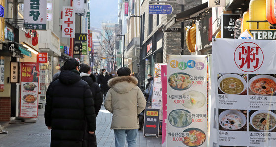 코로나19 방역조치로 피해를 겪은 소상공인을 위한 2차 방역지원금 신청 및 지급일인 23일 서울시 중구 명동거리에서 점심시간에 맞춰 직장인들이 식당으로 이동하고 있다.2022.2.23/뉴스1