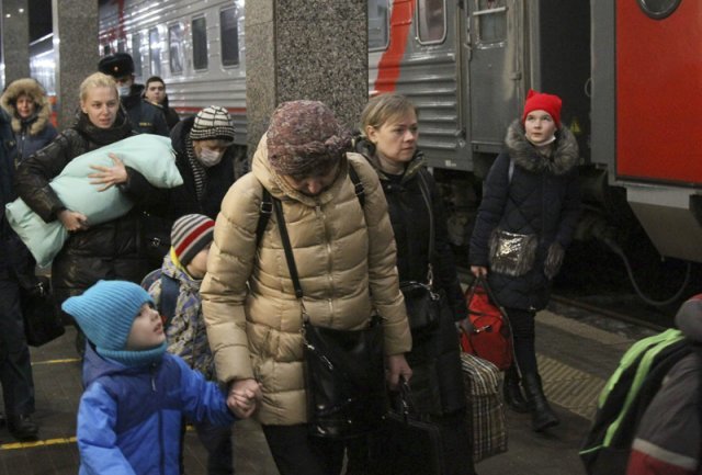 22일(현지시간) 우크라이나 동부 친러시아 분리주의자들이 장악한 도네츠크와 루한스크의 주민들이 볼고그라드에 있는 임시 거주지로 가기위해 기차역을 걷고 있다. [볼고그라드=AP/뉴시스]