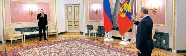 대형 카펫 사이에 두고… 푸틴 ‘거리두기 건배’ 블라디미르 푸틴 러시아 대통령(오른쪽)이 22일 모스크바 크렘린궁에서
 일함 알리예프 아제르바이잔 대통령과 회담을 마친 뒤 건배하고 있다. 푸틴 대통령은 이날 회담에서 “우크라이나 점령을 통해 옛 
러시아 제국을 복원하려 한다는 주장은 사실과 다르다”고 주장했다. 모스크바=AP 뉴시스