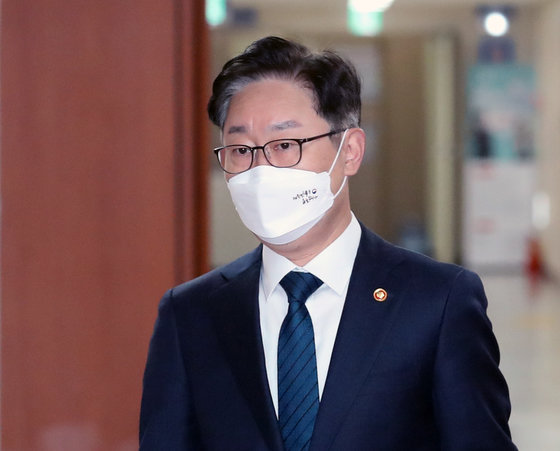 박범계 법무부장관이 22일 오전 서울 종로구 정부서울청사에서 열린 국무회의에 참석하고 있다. 뉴스1