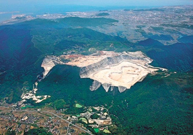 능선 규제 없이 채취 중인 일본 기타큐슈시 석산 개발 사진.