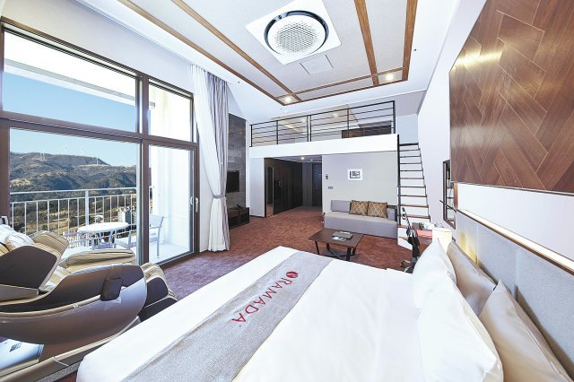 라마다 호텔앤스위트 평창의 호텔 내부 객실.