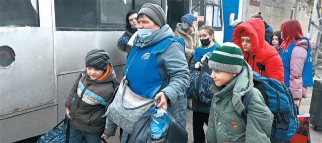 돈바스 떠나 러 도착한 주민들 우크라이나 동부 돈바스의 친러시아 반군이 장악한 도네츠크와 루간스크 지역에서 대피한 
민간인들이 22일 인근 러시아 타간로크에 도착해 버스에서 내리고 있다. 러시아 관영 언론은 이날 러시아로 약 9만3500명이 
입국했고, 이 가운데 우크라이나인이 약 6만 명이라고 주장했다. 타간로크=AP 뉴시스