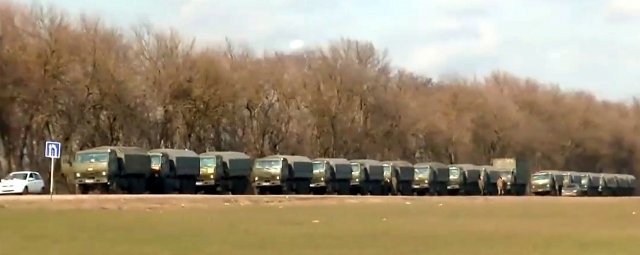 22일(현지시간) 우크라이나 국경 근처에 러시아 군 트럭들이 대규모로 배치돼 있다. 출처 FRANCE24 페이스북