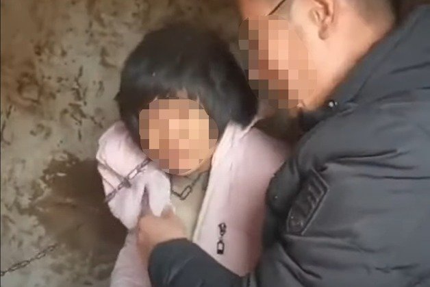 목에 쇠사슬을 차고 있는 여성과 그를 찾아간 블로거. (웨이보 갈무리) © 뉴스1