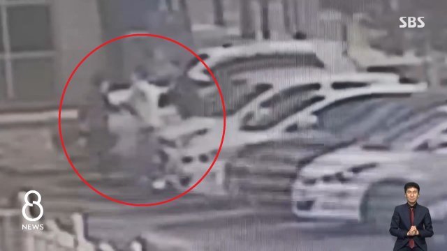 전 여자친구의 자동차 트렁크에 숨어 있다가 경찰에 발각돼 붙잡힌 40대 남성. SBS 방송화면 캡처
