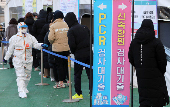24일 오전 서울 송파구 송파보건소에 마련된 코로나19 선별진료소에서 시민들이 검사를 받기 위해 줄을 서서 기다리고 있다. 2022.2.24/뉴스1 © News1