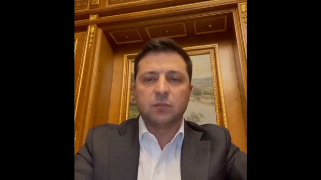 볼로디미르 젤렌스키 우크라이나 대통령이 24일(현지시간) 짧은 영상을 통해 국민들에게 계엄령을 선포했으며 침착함을 유지해달라고 말하고 있다. © 뉴스1
