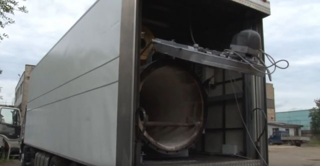 영국 국방부와 ‘프리 돈바스’가 러시아의 이동식 화장 차량이라고 주장하는 기계. 사진=유튜브 채널 ‘프리 돈바스(Free Donbas)’ 영상 캡처