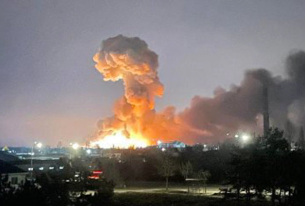 블라디미르 푸틴 러시아 대통령이 우크라이나 침공을 공식화하면서 곳곳에서 포성과 폭발이 잇따르고 있다. 사진은 24일(현지시간) 폭격에 인한 폭발로 불타고 있는 우크라이나 수도 키예프 일대.(우크라이나 대통령실 제공) 뉴스1