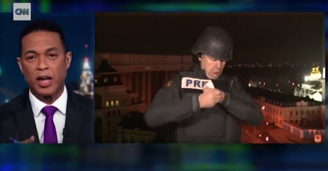 24일(현지 시간) CNN 소속 매슈 찬스 기자는 이날 새벽 우크라이나 수도 키예프에서 당시 러시아의 침공이 임박했다는 상황을 보도하던 중 폭발음이 발생해 방탄복과 모자를 입었고 이는 그대로 송출됐다. CNN 방송화면 캡처