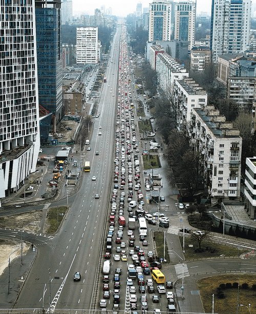 우크라 수도 엑소더스… 도로 메운 차량 행렬 러시아가 우크라이나를 전면 침공한 24일(현지 시간) 수도 키예프의 
시민들이 서부로 대거 피란에 나서면서 도로에 차량 행렬이 끝없이 이어지고 있다. 이날 키예프 등 주요 도시에는 새벽부터 폭발음과 
공습 사이렌이 울려 퍼졌다. 키예프=AP 뉴시스