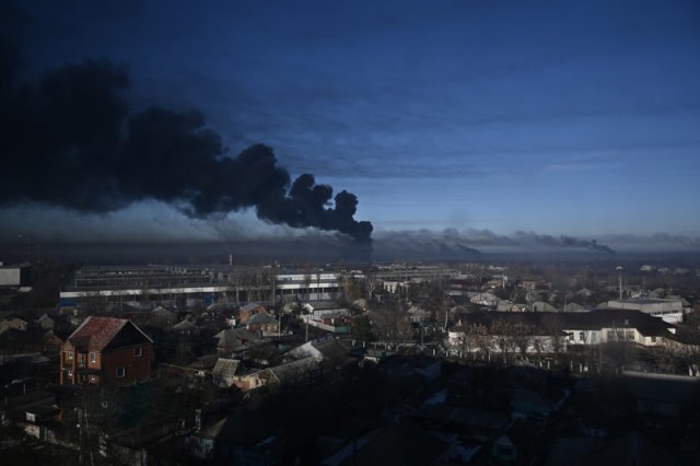 24일(현지시각) 우크라이나 하르키우 인근 추기예프의 한 군용공항에서 검은 연기가 피어오르고 있다. AFP