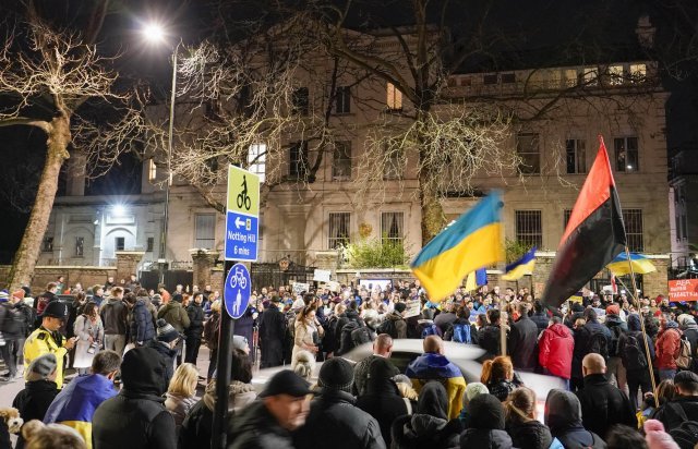 23일(현지시간) 런던의 러시아 대사관 밖에서 시위대가 플래카드와 깃발을 들고 우크라이나 침공을 항의하고 있다.  런던=AP/뉴시스