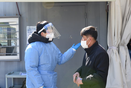 24일 오전 전남 여수시보건소 선별진료소에서 한 시민이 의료진의 안내를 받고 있다.2022.2.24/뉴스1