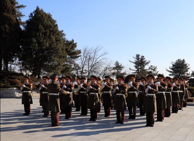 주북 러시아대사관은 지난 23일 평양에서 ‘조국수호자의 날’ 기념행사를 가졌다고 밝혔다.북한 인민군 군악단이 행사에 참석한 모습. (주북 러시아대사관 페이스북)© 뉴스1