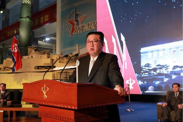 김정은 노동당 총비서가 지난해 10월 열린 국방발전전람회 ‘자위-2021’에 참석해 연설을 하는 모습. (평양 노동신문=뉴스1)