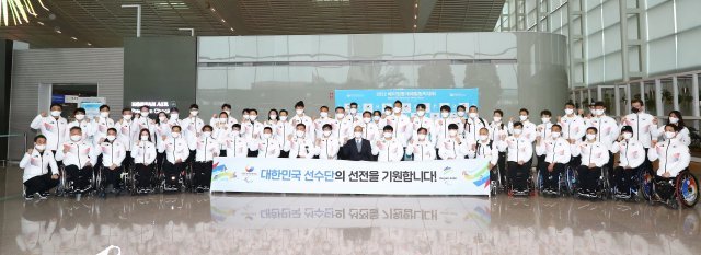 2022 베이징 겨울패럴림픽(장애인올림픽)에 참가하는 한국 선수단 본진이 25일 출국에 앞서 기념 촬영을 하고 있다. 대한장애인체육회 제공