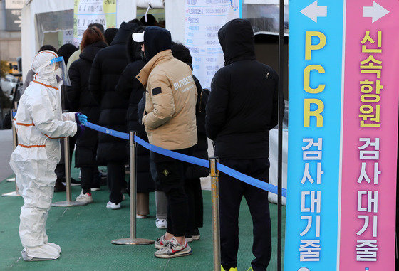 24일 오전 서울 송파구 송파보건소에 마련된 코로나19 선별진료소에서 시민들이 검사를 받기 위해 줄을 서서 기다리고 있다. 이날 신규 확진자는 17만16명 발생해 이틀 연속 17만명대를 이어갔다. 2022.2.24/뉴스1 © News1