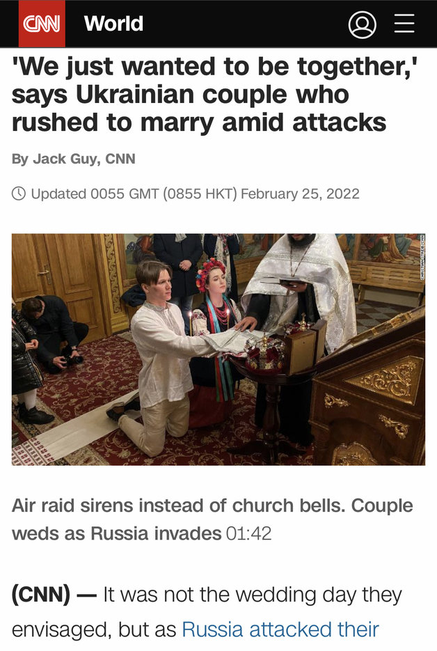 블라디미르 푸틴 러시아 대통령이 우크라이나 침공을 명령한 가운데, 야리나 아리에바(21)와 그녀의 연인 스비아토슬라프 푸르신(24)이 결혼식을 올렸다고 CNN이 보도했다. 2022.02.25/news1© 뉴스1