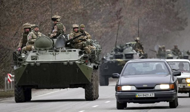 24일(현지시간) 우크라이나 동부 도네츠크에서 우크라이나 군인들이 병력 수송 장갑차를 타고 이동하고 있다. 러시아군은 24일 블라디미르 푸틴 대통령의 명령으로 우크라이나를 전면 침공했다. 2022.02.25 도네츠크=AP/뉴시스