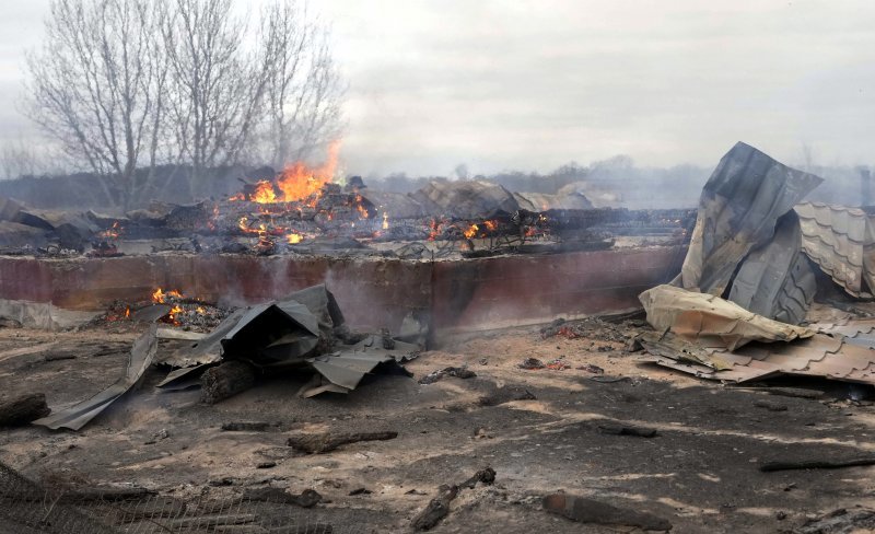 24일(현지시간) 우크라이나 키예프 외곽에서 러시아군의 포격 여파로 한 개인 주택의 잔해에서 연기와 화염이 치솟고 있다. 러시아는 우크라이나 전역의 주요시설에 미사일 공습을 퍼부었다. 키예프=AP/뉴시스