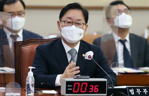 박범계 법무부 장관이 서울 여의도 국회에서 열린 법제사법위원회 전체회의에 출석해 의원들의 질의에 답변하고 있다. 사진공동취재단