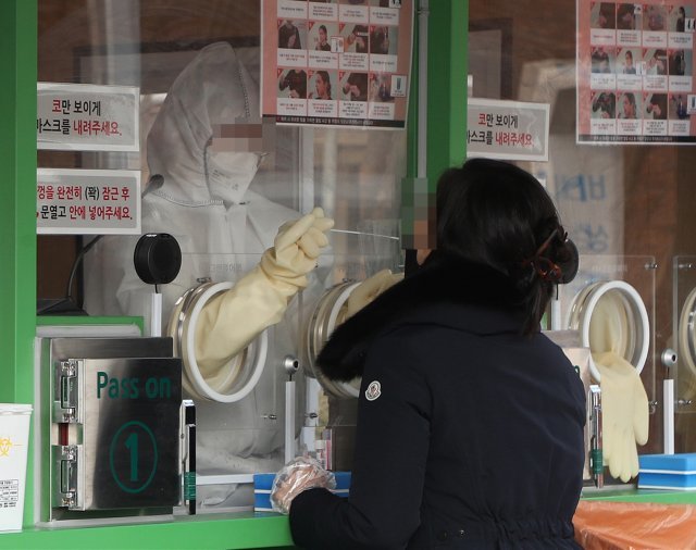 25일 서울 서대문구 이화여대 교내에서 학생들이 코로나19 검사를 받고있다. 이화여대는 개강을 앞두고 학생과 교직원 등에 대해 코로나검사를 무료로 해주고 있다.