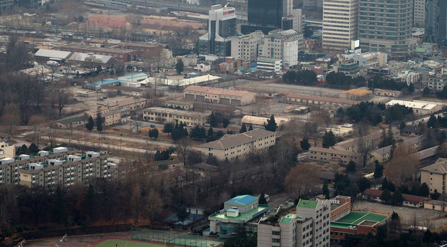 서울 남산에서 바라본 국립중앙박물관에 붙어 있는 용산 미군기지 메인 포스트의 모습. 2021.12.14/뉴스1 © News1