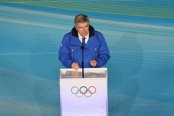 토마스 바흐 IOC 위원장이 20일 오후 중국 베이징 국립경기장에서 열린 2022 베이징 동계올림픽 폐회식에서 발언하고 있다. 2022.2.20/뉴스1 © News1