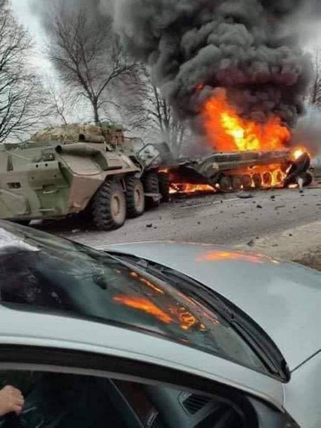 우크라이나군이 24일(현지시간) 미사일 폭격에 의해 불에 타고 있는 러시아 T-72 전차의 모습을 공개했다.(우크라이나군 SNS 자료 제공)© 뉴스1