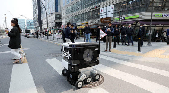 한 로봇이 2020년 12월 실외 자율주행 로봇에 대한 규제 샌드박스 실증 특례를 통과해 점심식사를 배달하고 있다. (사진은 기사 내용과 무관함) / 뉴스1 © News1